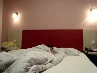 鸡巴短小的胖男酒店约啪年轻漂亮小美女,用手快速抠逼把美女搞到高潮喷水后又各种动作肏她,把美女干瘫了!