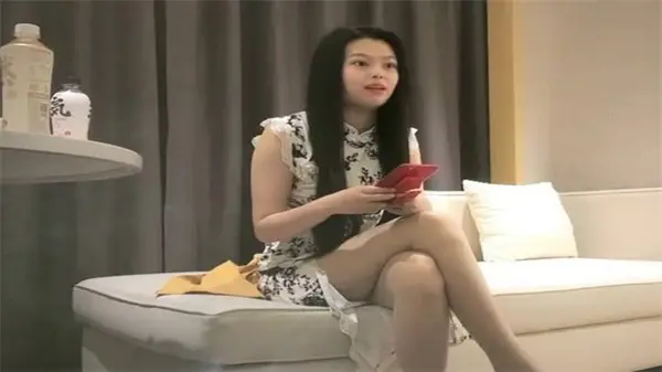 91沈先生豪掷3000包夜长腿嫩模，肆意把玩白皙美腿爽到爆
