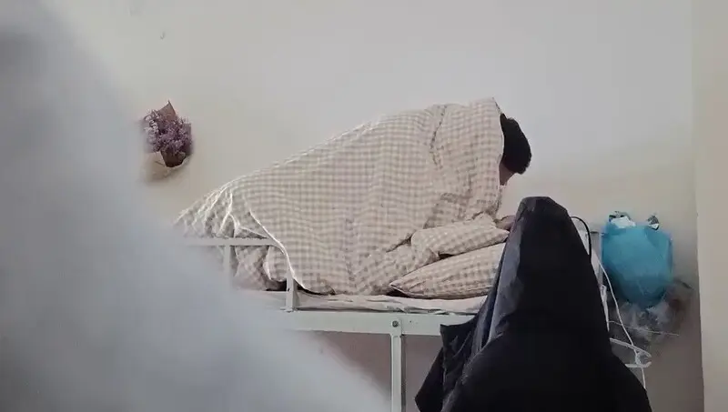 火爆现场！诸葛亮晶晶＆不羡江中仙女突袭男生宿舍，淫乱游戏疯狂交欢实录，床战猛烈到散架！