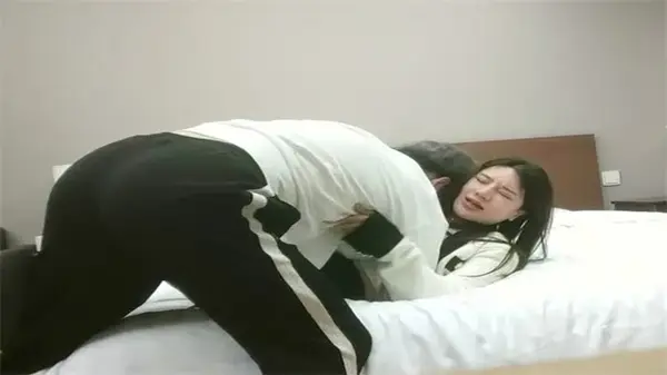 【利哥探花】真实偷拍高档外围黑丝长腿美女，性感得让人窒息！