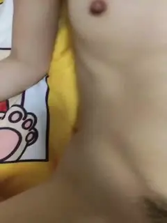 【清纯女神】牛仔短裤大长腿贫乳美女和炮友居家啪啪，近距离特写口交舔屌，翘起屁股舔逼后入撞击美臀，毛毛修剪过掰穴诱人