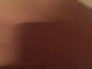 旅馆无套猛肏大奶洋妞，吹一吹还不忘对着镜头放电