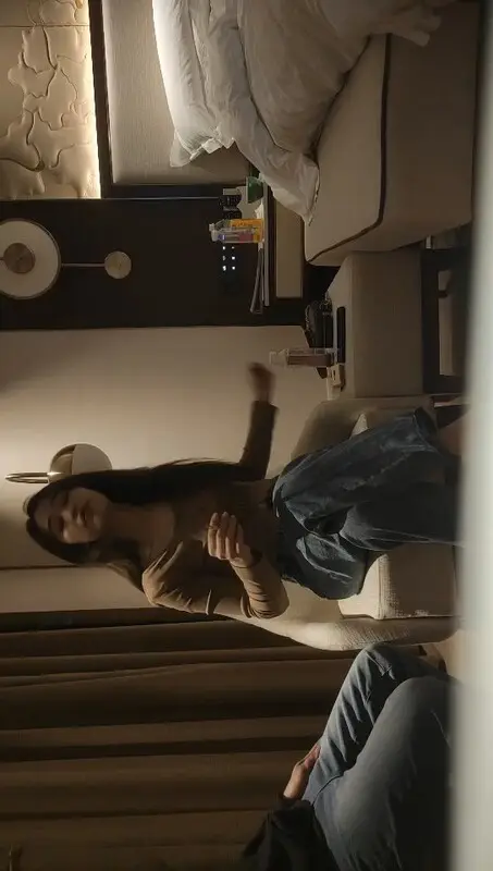 高端大长腿甜妞为奥迪卖骚赚钱！骑乘掰开嫩臀狂操，浪叫震天响！