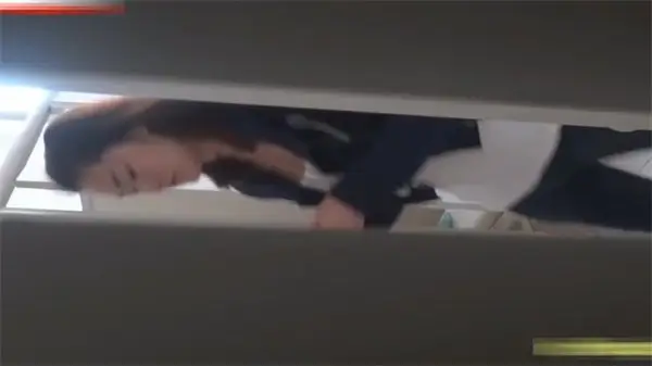 外网疯传！国内某高校女厕偷拍高清流出，清纯校花如厕被拍到全身颤抖