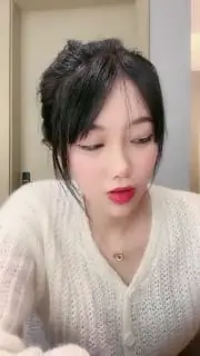 楚楚女神性感开撩，火辣热舞抖奶翘臀，互动撩骚揉奶玩逼