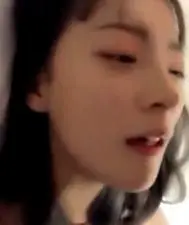 无套爆草极品美女，表情和叫声都堪称一流，不看后悔，更多真人直播佳威.