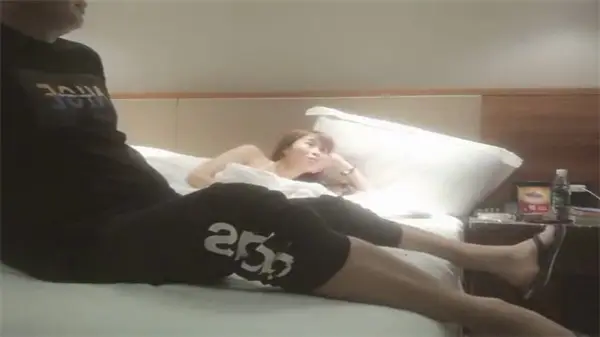 饥渴贫乳苗条小骚货，深喉口活侍奉狼友，骑乘上位疯狂扭腰