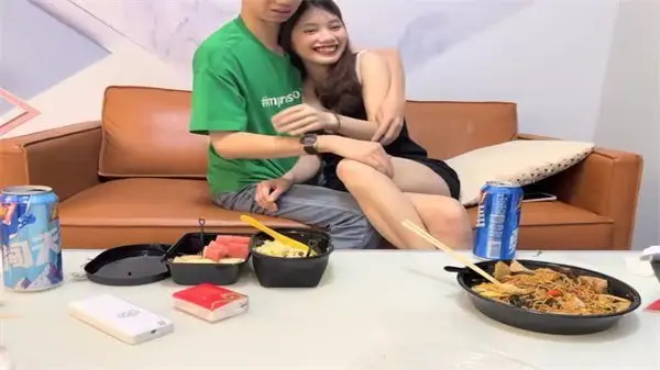 美甲小姐姐贴身伺候，瘦猴先生探花泡良实录，娇喘不断！