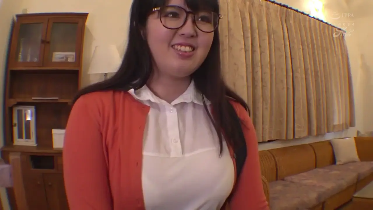 スーパーと居酒屋のアルバイトを掛け持ちして働く豊満美くびれ19才Kカップ女子大生 淡月みたまAVデビュー