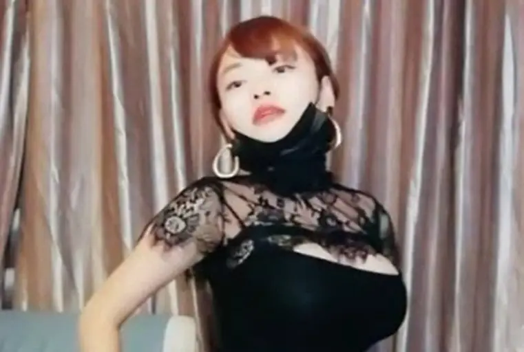 童颜巨乳小美女 翘起肥臀看美穴 道具自慰福利