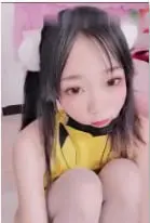骚浪网红小仙云儿穿皮卡丘紧身衣自慰，狂舔嫩穴流出的爱液！