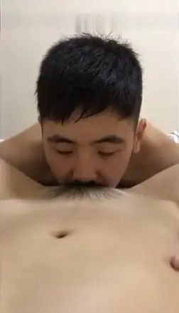 欲女饥渴难耐，单根肉棒不够爽，双纹身猛汉轮番喂饱她