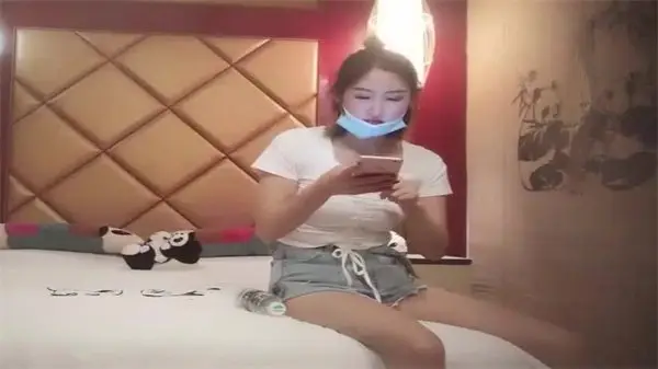 热辣约会白衣少妇：激情啪啪夜战喘息不停