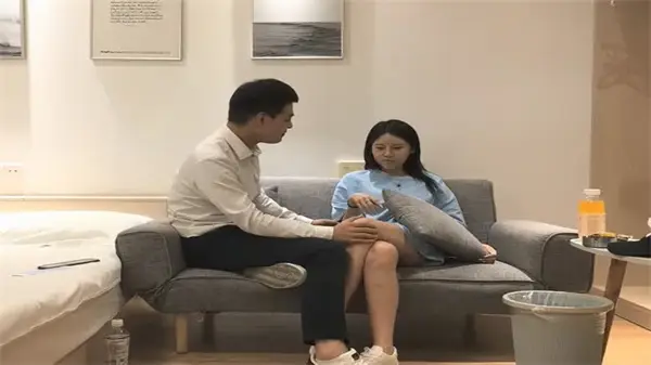 清纯女神蓝色蕾丝战袍 极品长腿直击心灵让你血脉贲张！