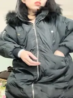 黑衣短发妹子开裆丝袜在家把大黑牛绑在腿上再户外附近毛坯房露逼震动自慰很是诱惑喜欢不要错过