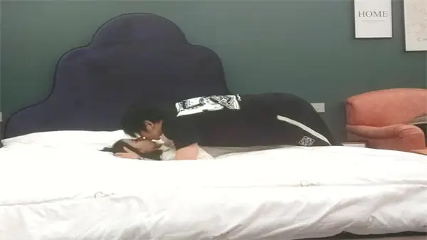 乖巧甜美嫩妹主动扒开内裤埋头狂舔嫩穴，淫水直流骚气冲天