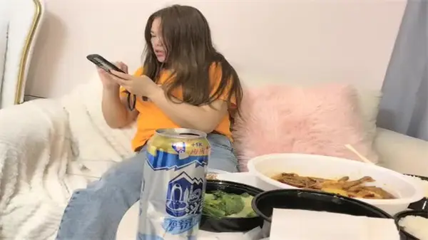 老司机撩拨饥渴肥臀良家少妇，酒足饭饱后激情开干