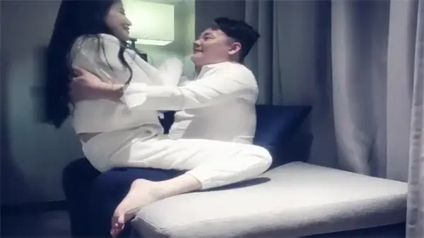 重磅出击！赵总猎艳美女床上吞吐肉棒，蜜穴汁水横流