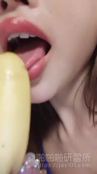 漂亮正妹拿香蕉一放进去小穴直喊好冰!