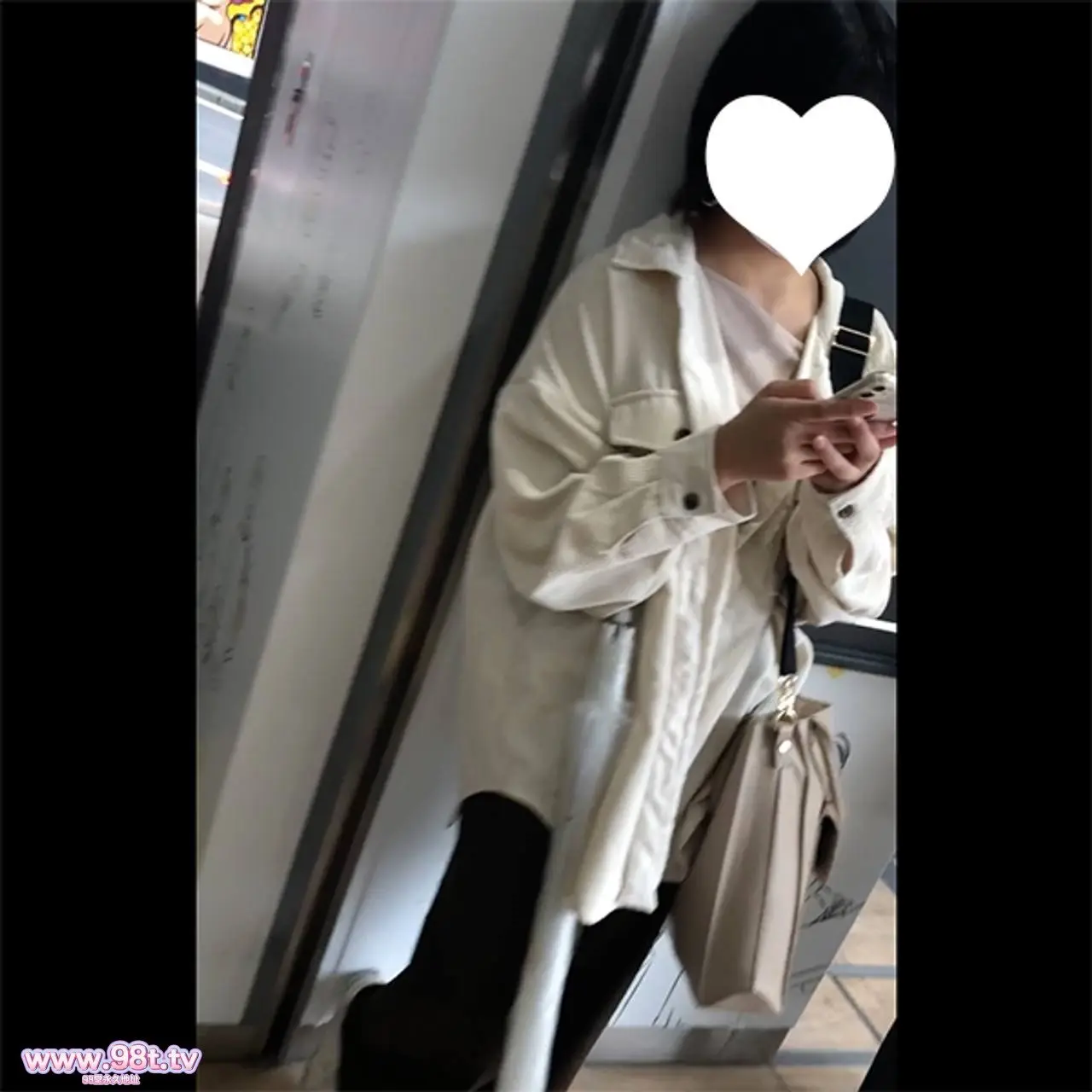 FC2PPV-4779126- はるか18歳・顔射_1。アイドル級逸材っ子が*に謝罪しながらカメラ目線顔射
