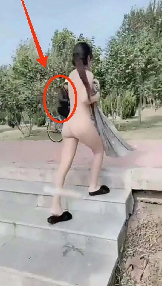 真实女主播户外露出～故意路人面前经过！真牛逼～裸体公园露出！差点被人强奸了～