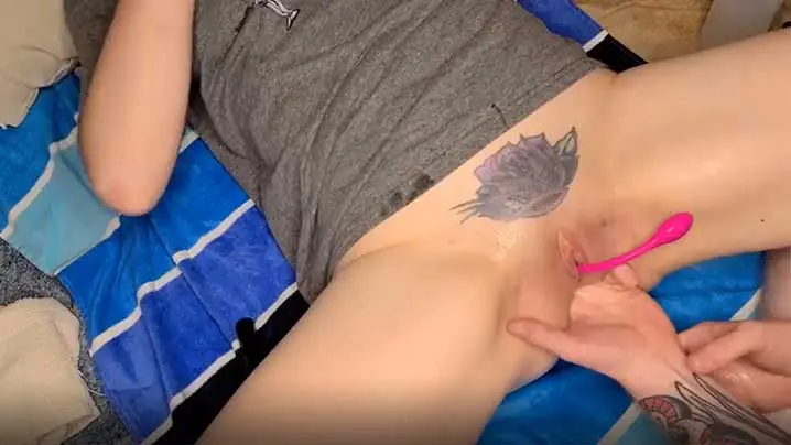精彩的性爱美女的阴道被男子拳头深入抽插