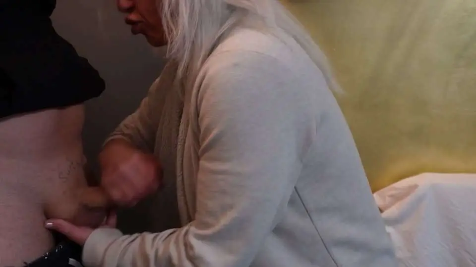 开着门打飞机，路过的清洁工妇女看到了我，竟然同意给我打飞机！#挑逗#射精