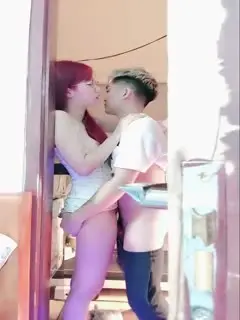 一头红发眼镜美女，抬起大长腿站立操，插的水声哗哗，边打电话边被操，美女太骚了