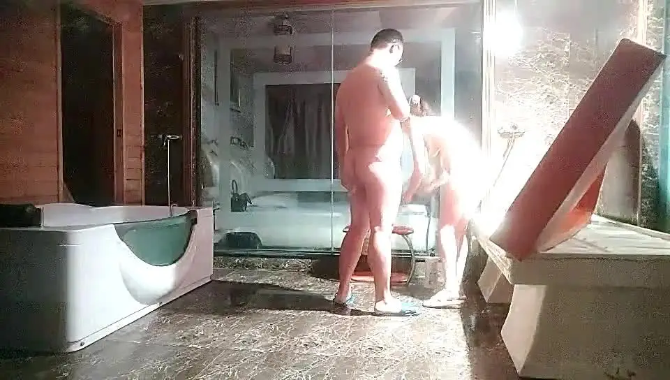 KU【探花】水疗馆女技师TP客户半套服务，洗完澡乳推磨屁股，上位骑乘摩擦舔屌，口活不错撸管射在脸上
