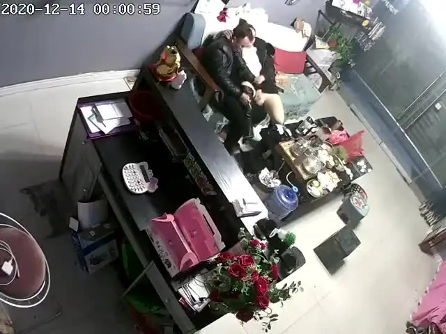 《破解家庭摄像头》监控偷拍鲜花店老板娘在大厅给情夫吹箫闺蜜突然出现把她支开继续口爆