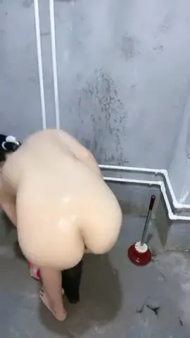 超清纯刚下海18短发萝莉嫩妹子 ，单腿白色丝袜假屌自慰，翘起双腿进出抽插，浴室洗澡湿身诱惑，半脱下内裤露穴