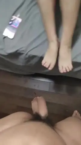 居家小情侣在家直播赚外快，完美露脸女友颜值在线 手指掰穴紧致的很无套打桩鲍鱼