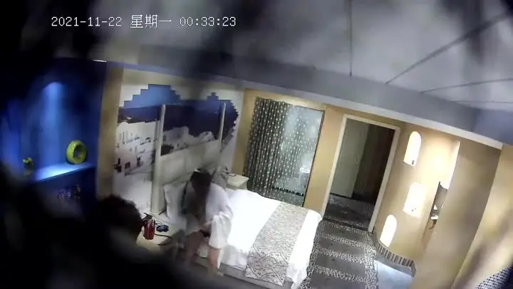 2最新酒店安防摄像头偷拍饥渴富姐吃完宵夜和鸭子滚床单