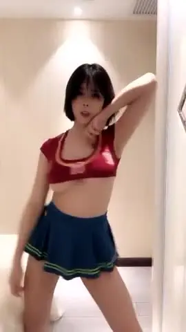 漂亮短发网红美女性感短裙骚舞诱惑漏大奶