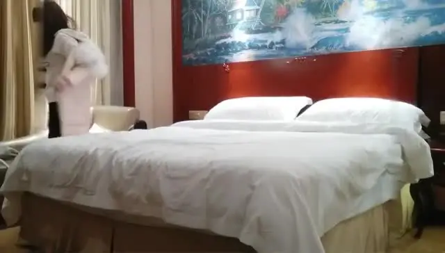 【酒店探花】小伙酒店一個人實在太孤單，連續喊來兩個年輕美女上門服務，撕扯絲襪，69摳穴，把小嫩妹操得也要高潮了