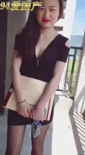 露脸小姐非常卖力认真的给顾客服务