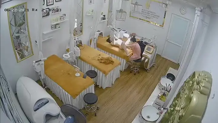 稀有黑客破解美容院 摄像头偷看女顾客脱光衣服保养乳房和刮阴毛美容师没人的时候偷偷给自己的逼去毛~5 6055289006957004618