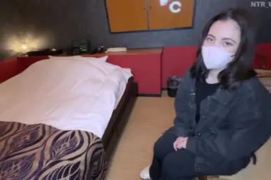 美丽的已婚妇女，喷出大量 2 米高的水。