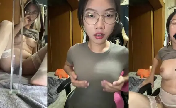 眼镜雾气朦胧，巨乳在衬衫下晃荡，边咬唇忍叫边加速抽插玩具，淫水顺黑丝大腿狂流，高潮时喷射失禁，浪叫崩溃成