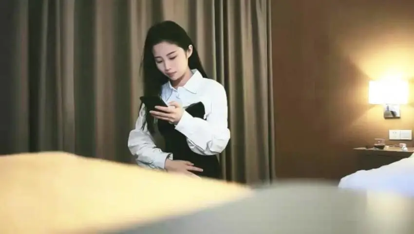 草莓修车—深夜场长相清纯极品黑色长裙妹子