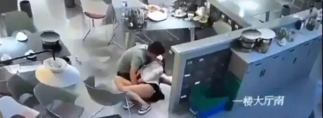 服务小妹被客人当场扣扣