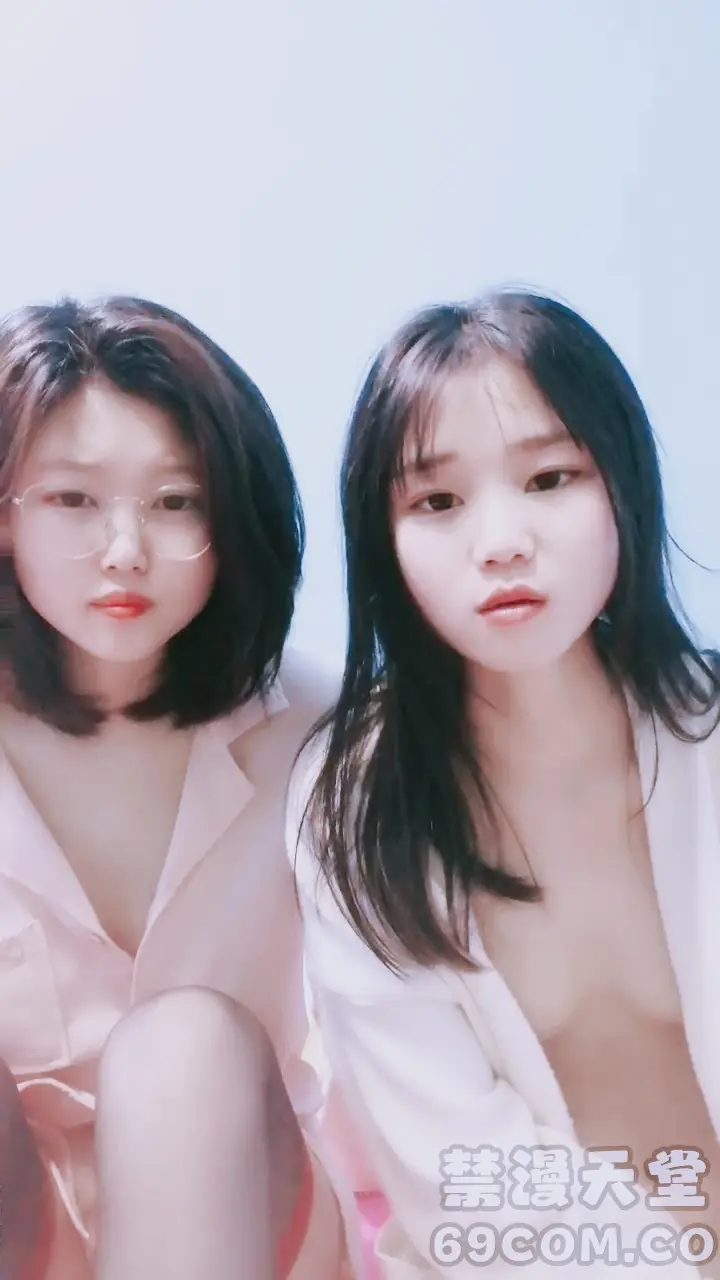 【禁漫直播】两个可爱的年轻小妹深夜露脸陪狼友发骚,揉奶玩逼互动深夜,对着镜头轮流掰开逼逼给狼友看,自慰呻吟好刺激