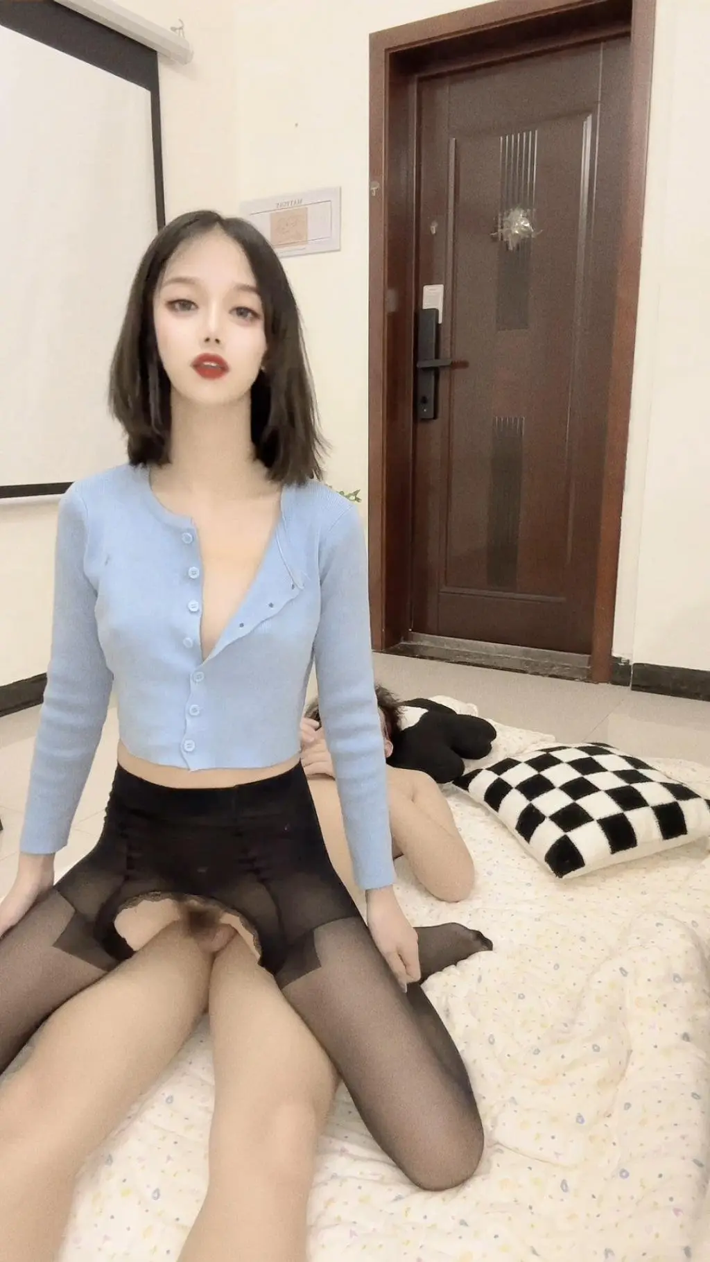 女上位自己动