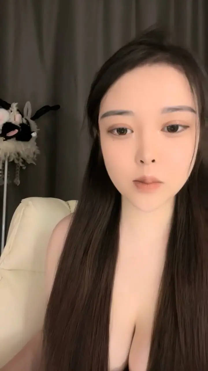 极品尤物网红美女！让闺蜜道具玩穴！紧致多毛粉嫩掰开，闺蜜拿大黑牛振动棒轮番上，搞得好爽