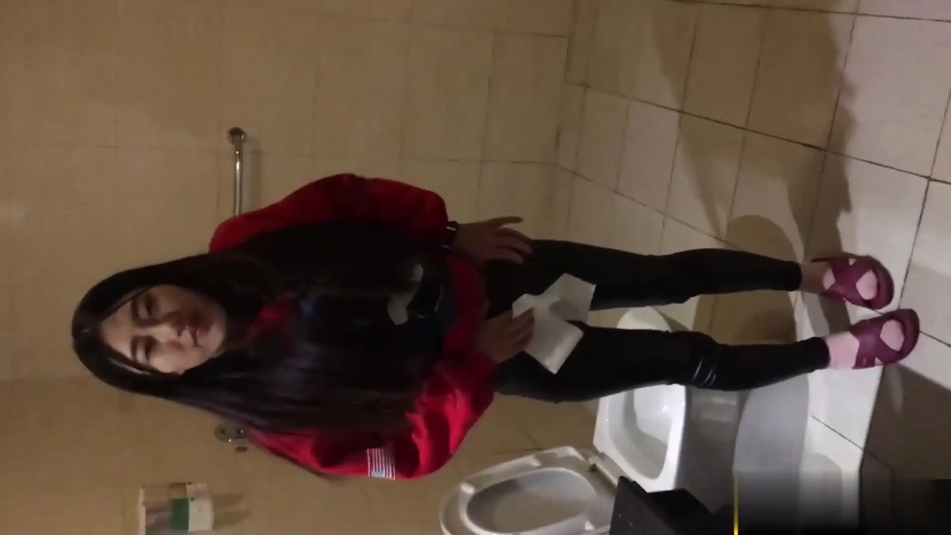 骚货人妻与情人酒店偷情_老公打电话来时还在玩着别人的JB
