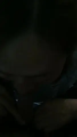 淫荡两姐弟，夜晚幕下，姐姐阳台给口爆，男的惊惊颤颤：’快点快点，老妈来了，要被老妈看到啦‘。姐姐一脸淡定，沉着吃着弟弟的鸡巴！
