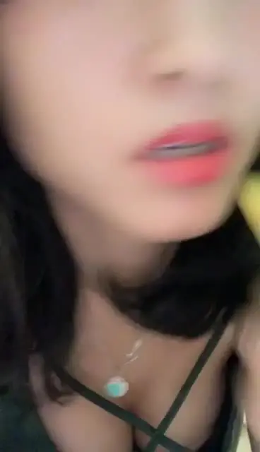 北京学表演的小骚逼黑丝情趣跟送快递的炮友激情啪啪秀，有露脸多姿势爆草，淫声浪语不断无套看着很刺激2