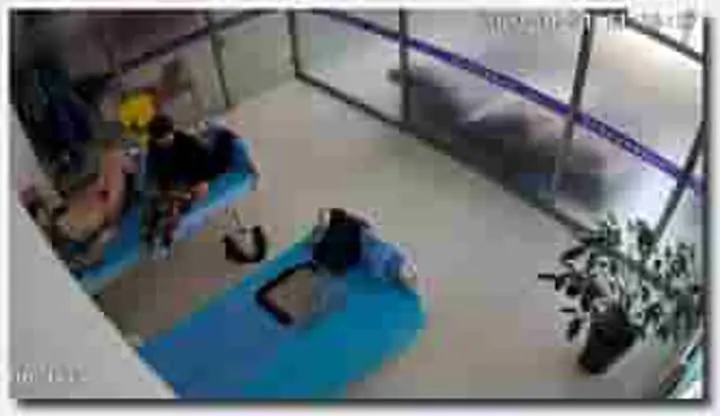  黑客破解网络摄像头监控偷拍保健用品体验馆大叔大概买了不少保健产品后和老板娘在理疗床上做爱对白清晰