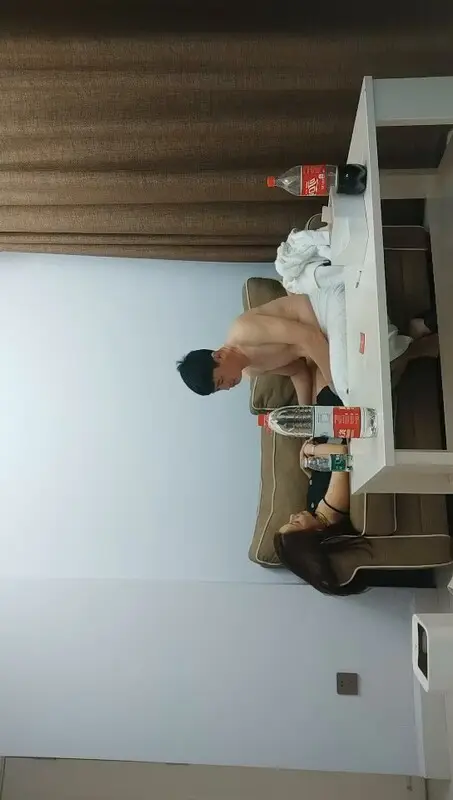 爱情丶故事网恋三天奔现未婚骚女吃饱和足再操逼大屁股抱起来猛操转战床上尽情输出舒服了