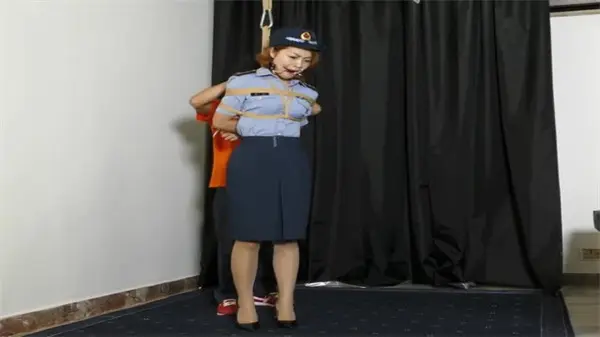 大尺度制服美女